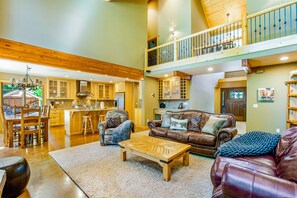 TV, fireplace - Spacious home with fireplace, firepit, jetted tub & gas grill - close to lake (Ronald)
