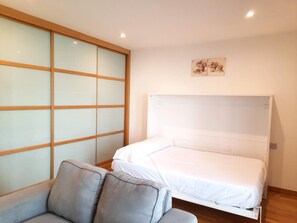 1 bedroom, iron/ironing board, WiFi, bed sheets - STUDIO IN FRONT OF LADEIRA BEACH, SABARIS, BAIONA. (Baiona)