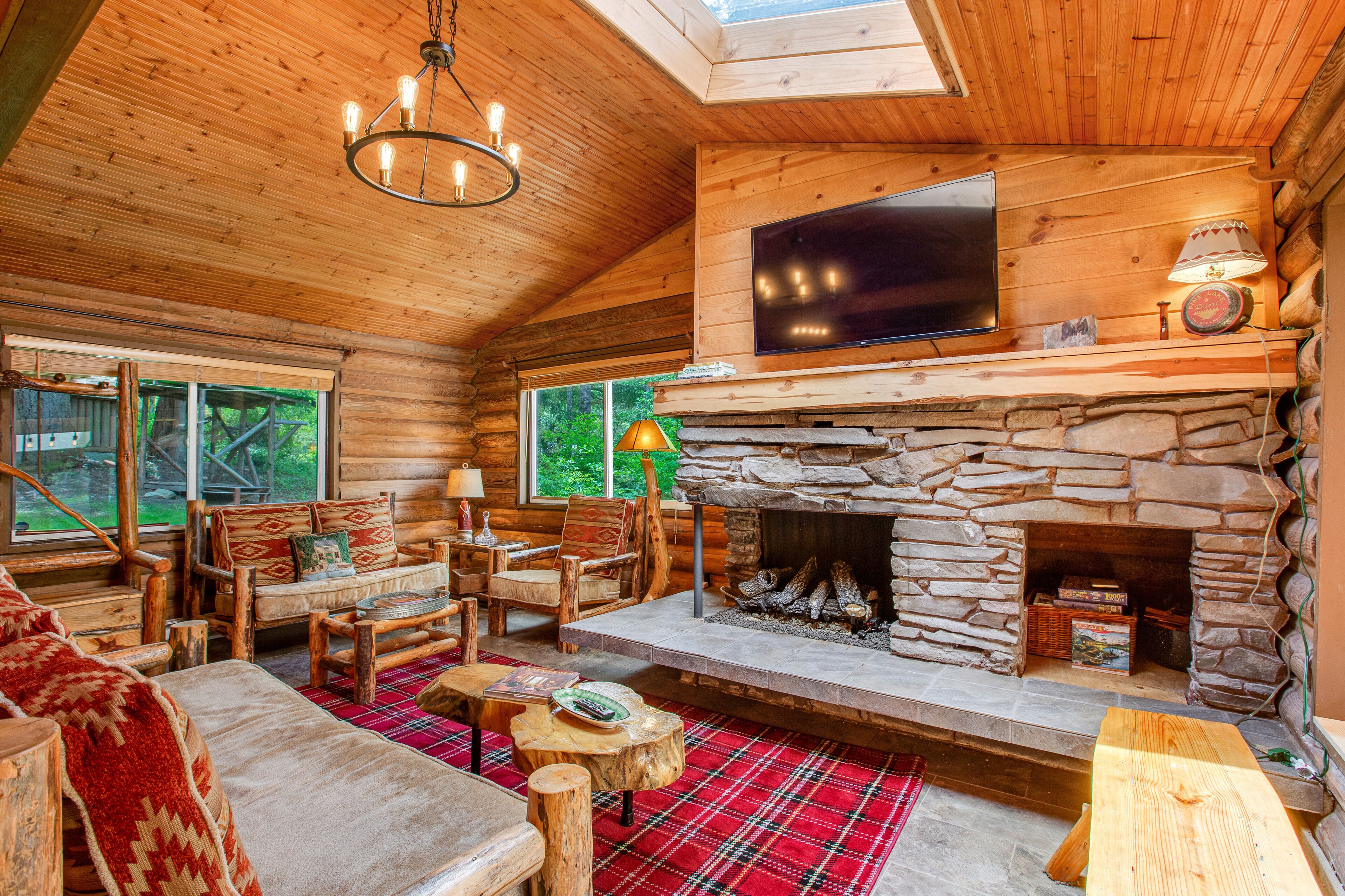 Télévision, cheminée, livres