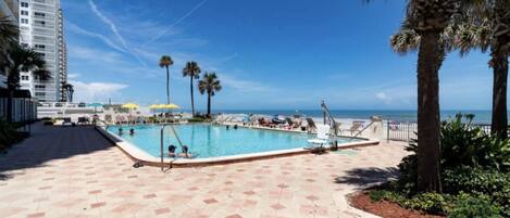 Piscine couverte, piscine extérieure