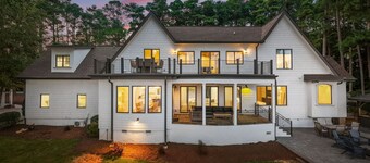 Dream Big Retreat  | 400ft of Beach Front | New Pool | Sleeps 18