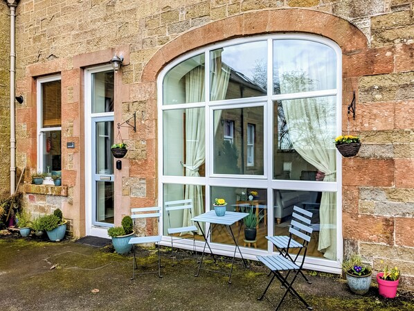 Outdoor dining - 2 bedroom accommodation in Melrose (Melrose)