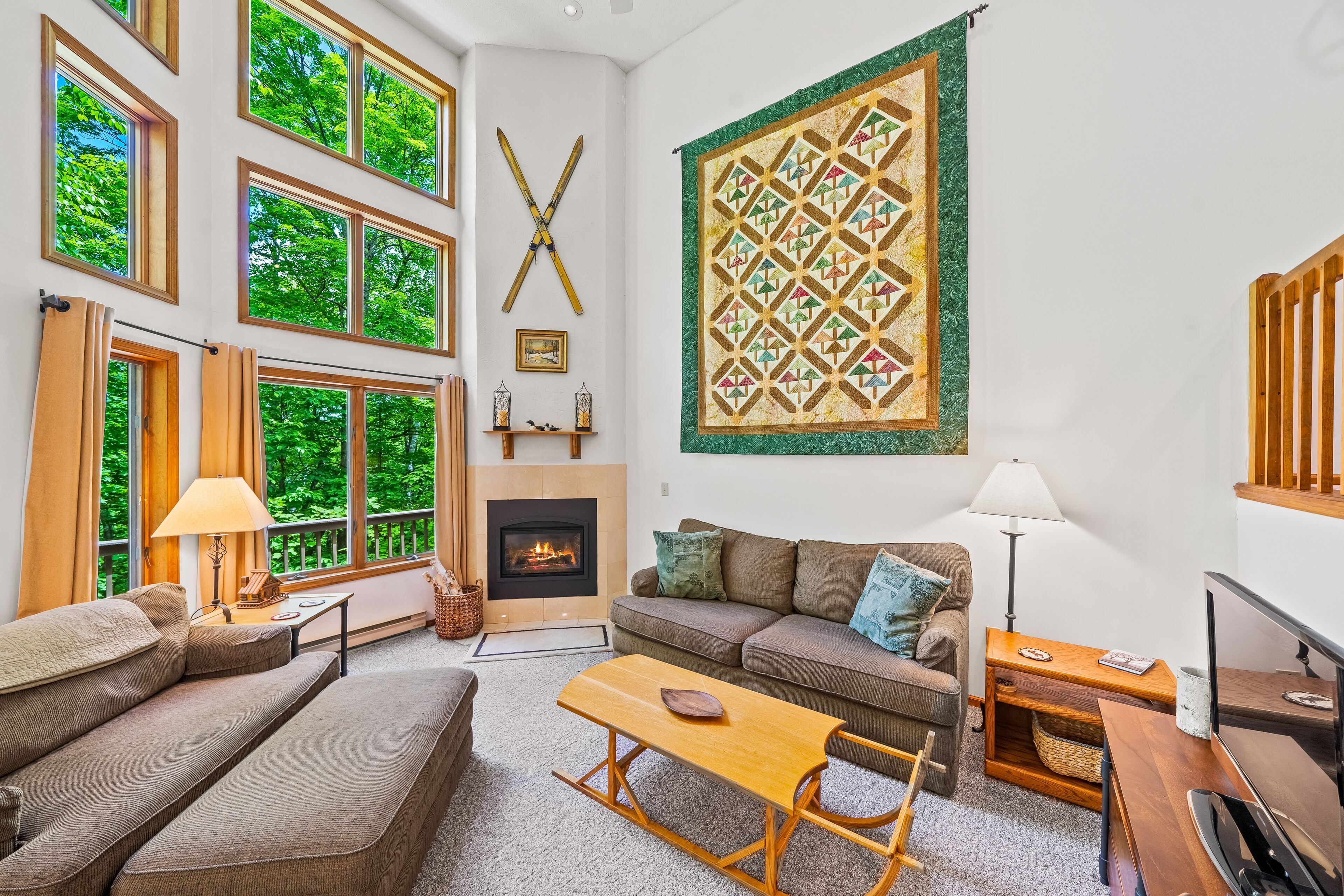 End-unit townhome near skiing and golf with deck, gas fireplace, & washer/dryer