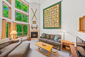 TV, fireplace - End-unit townhome near skiing and golf with deck, gas fireplace, & washer/dryer (North Creek)