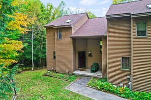 Exterior - End-unit townhome near skiing and golf with deck, gas fireplace, & washer/dryer (North Creek)