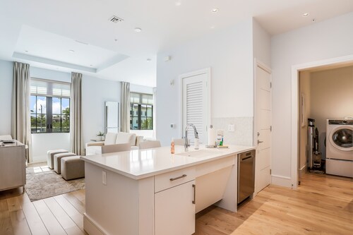 Contemporary dog-friendly studio with central AC and washer/dryer