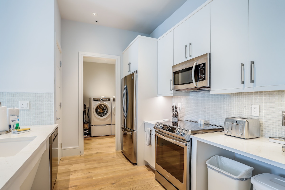 Photo 8 of Contemporary dog-friendly studio with central AC and washer/dryer