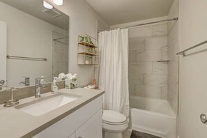 Combined shower/bathtub, hair dryer, towels, soap - Gateway to Zion-Beautiful BRAND NEW 3 bed/2.5 bath (Washington)