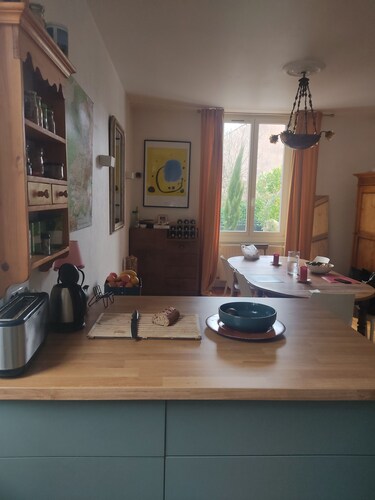 Grande Chambre tout confort avec salle de bain privative ( wc- lavabo - douche)