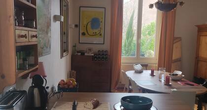 Grande Chambre tout confort avec salle de bain privative ( wc- lavabo - douche)