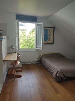 1 chambre, bureau, fer et planche à repasser, Wi-Fi gratuit