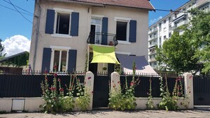 Exterior - Large, comfortable bedroom with private bathroom (wc - washbasin - shower) (Besançon)