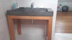 Interior - Large, comfortable bedroom with private bathroom (wc - washbasin - shower) (Besançon)