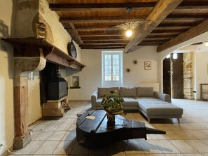 TV, fireplace - Lacoste - Laroin - Gîte (LAROIN)