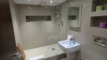 Apartemen Desain | Kamar mandi | Perlengkapan mandi gratis, pengering rambut, handuk, dan sampo