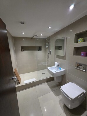 Appartement Design | Salle de bain | Articles de toilette (gratuits), séchoir à cheveux, serviettes fournies