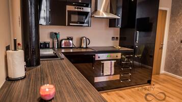 Apartament empresarial, 1 dormitori, vistes a la ciutat | Cuina privada | Frigorífic gran, microones, forn i placa de cuina