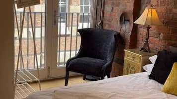 Apartament empresarial, 2 dormitoris, vistes a la ciutat | 1 dormitori, llençols de cotó egipci i roba de llit d'alta qualitat