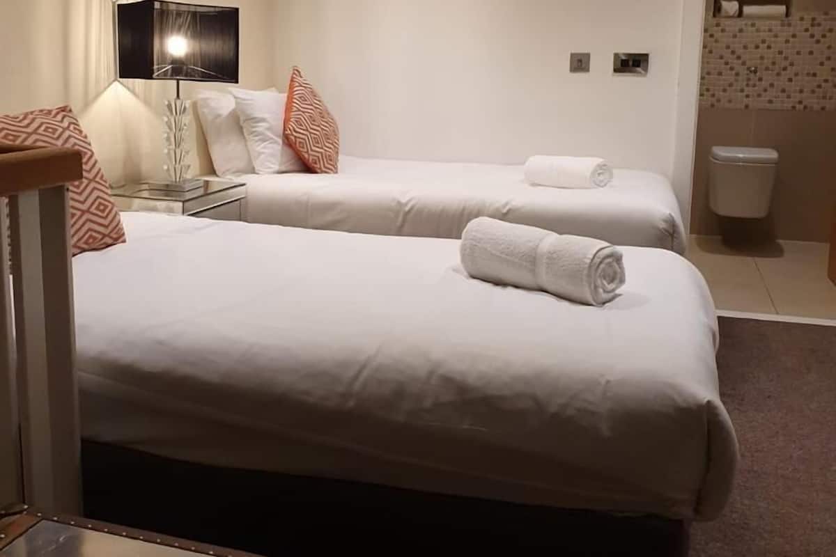 Dúplex Business, 2 habitaciones, vistas a la ciudad | 1 dormitorio, sábanas de algodón egipcio, ropa de cama de alta calidad