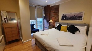 Business Apartment, 2 Bedrooms, City View | Egyptian cotton sheets, premium bedding, individually decorated - Contractor Mid week bookers (Liverpool)