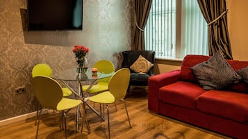 Business-Apartment, 1 Schlafzimmer, Stadtblick | Wohnbereich | 40-Zoll-Flachbildfernseher mit Digitalempfang, Fernseher