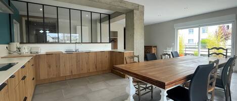 ثلاجة، ميكروويف، فرن، غسالة أطباق