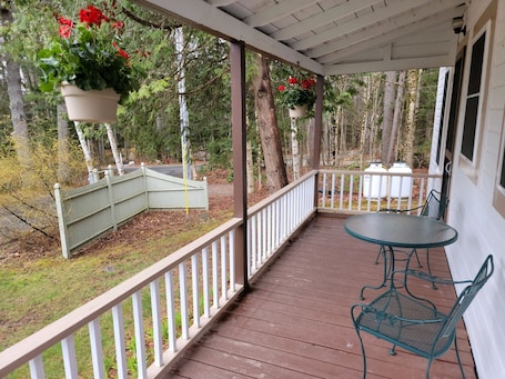 Outdoor dining. Hideaway Cottages, Cottage A