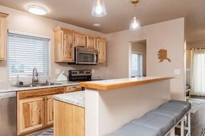 冷蔵庫、電子レンジ、オーブン、コンロ