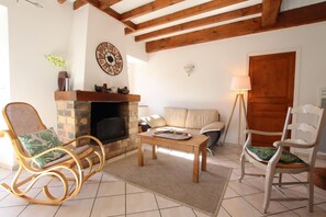 Una televisión, una chimenea