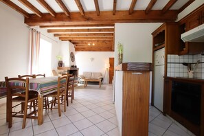 Una televisión, una chimenea