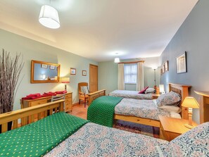 3 bedrooms, free WiFi, bed sheets, wheelchair access