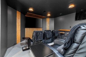 Un spa moderno con asientos de cuero negro, detalles de madera e iluminación empotrada.