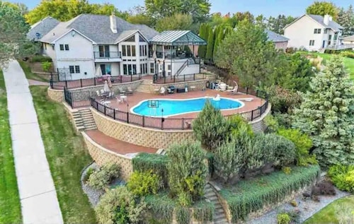 NEW! WATERFRONT VACATION DREAM HOME!