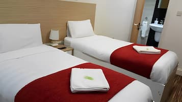 Habitación triple Deluxe | Mobiliario individual, escritorio, espacio para trabajar con un portátil