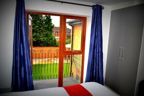 Standard Double Room, Private Bathroom | Individually furnished, desk, laptop workspace, free WiFi - Heathrow Travellers Hub (Hounslow)