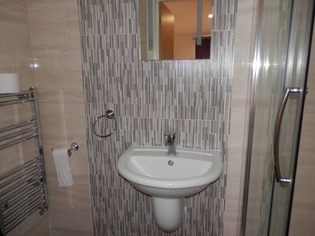 Bruser, brusehoved med spredningseffekt, hårtørrer, håndklæder