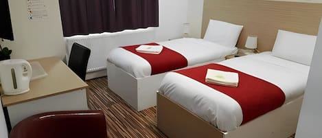 Muebles diferentes, escritorio y espacio para trabajar con laptop