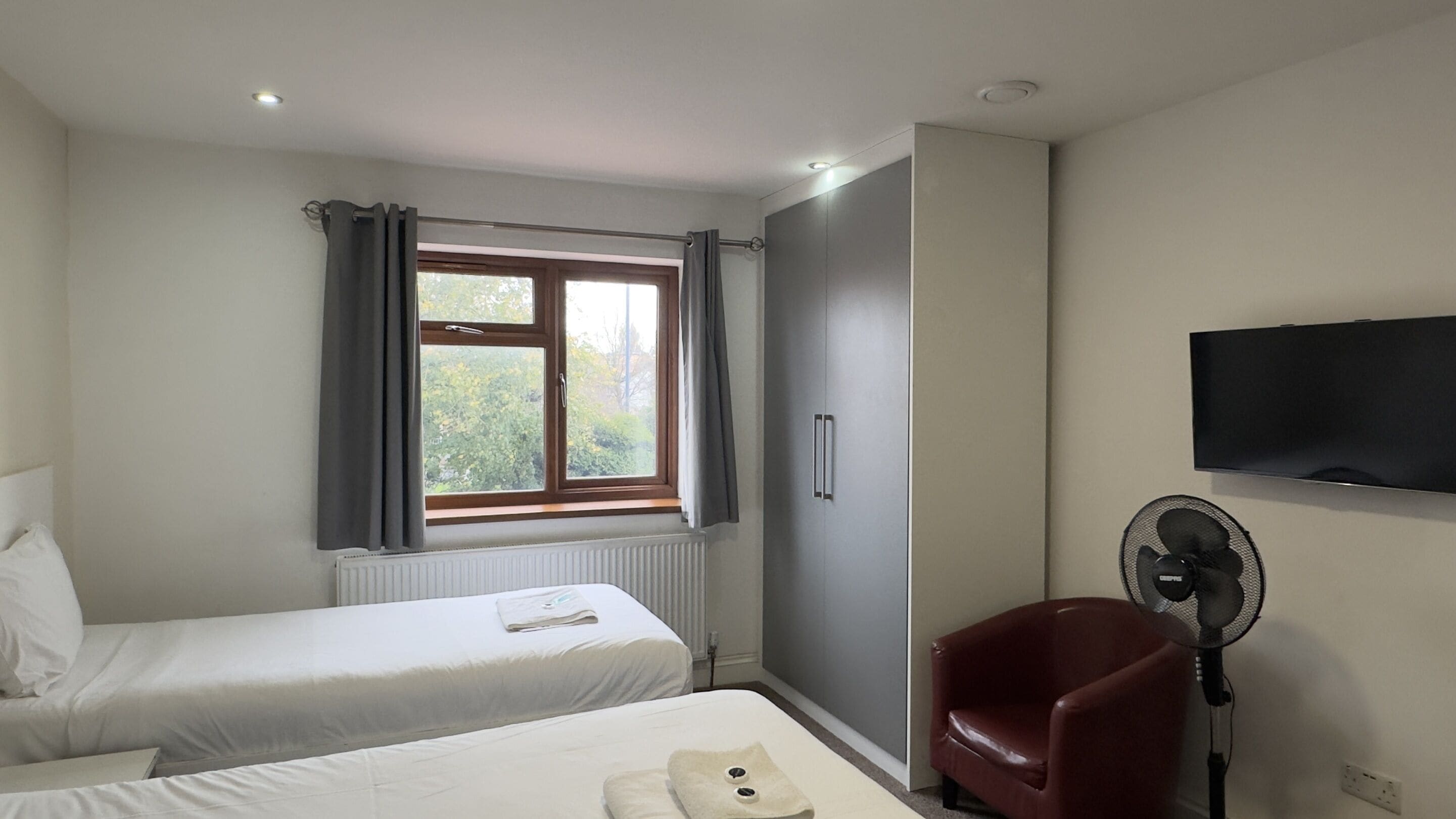 Deluxe-herbergi fyrir þrjá | Sérvalin húsgögn, skrifborð, vinnuaðstaða fyrir fartölvur