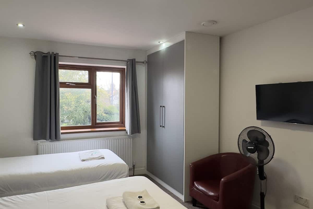 Deluxe Triple Room, Private Bathroom | Desk, laptop workspace, WiFi (free), individually furnished