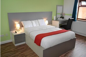 1 habitación, muebles diferentes y escritorio 