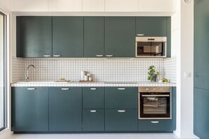 Fridge, microwave, oven, stovetop - Amazing view on Paris, balcony and modern apartment (Paris)