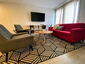 Smart TV - 3 bedroom Townhouse Rooftop Patio & AC (Calgary)
