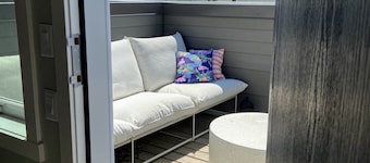 3 bedroom Townhouse Rooftop Patio & AC