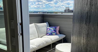 3 bedroom Townhouse Rooftop Patio & AC