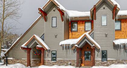Serene mountain-view condo with skiing, washer/dryer, gas grill, & patio