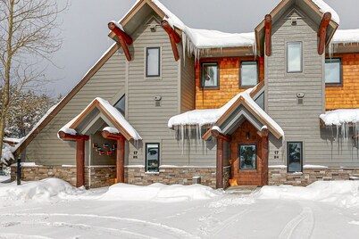 Serene mountain-view condo with skiing, washer/dryer, gas grill, & patio