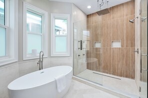 Ducha y bañera combinadas, toallas y papel higiénico