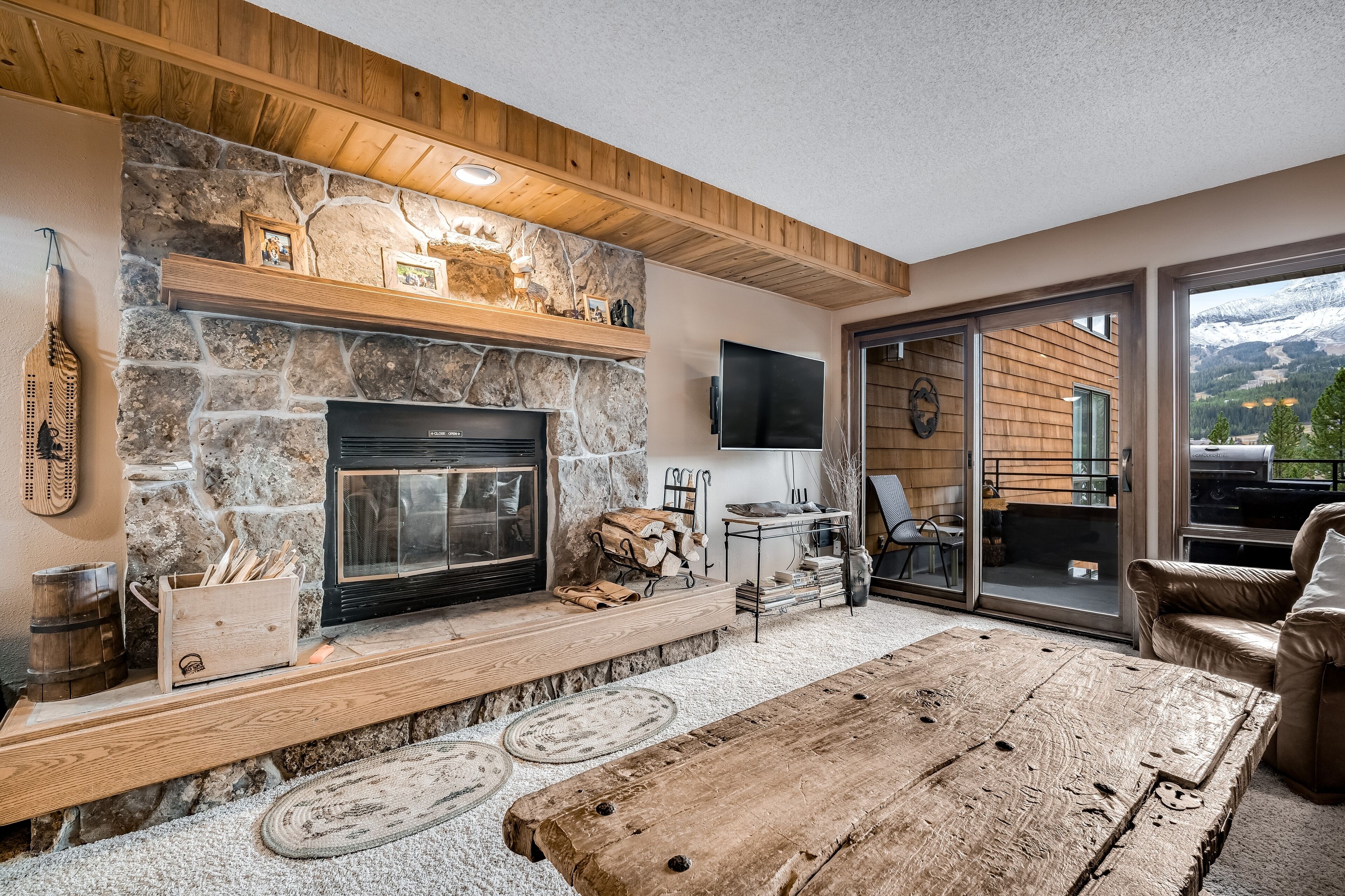 Mountain oasis near the lifts with stunning views, grill, parking & fireplace