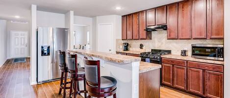 Geladeira, micro-ondas, fogão, cooktop