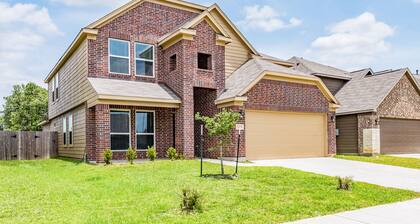 Sunny home with yard, central AC & washer/dryer - golf nearby